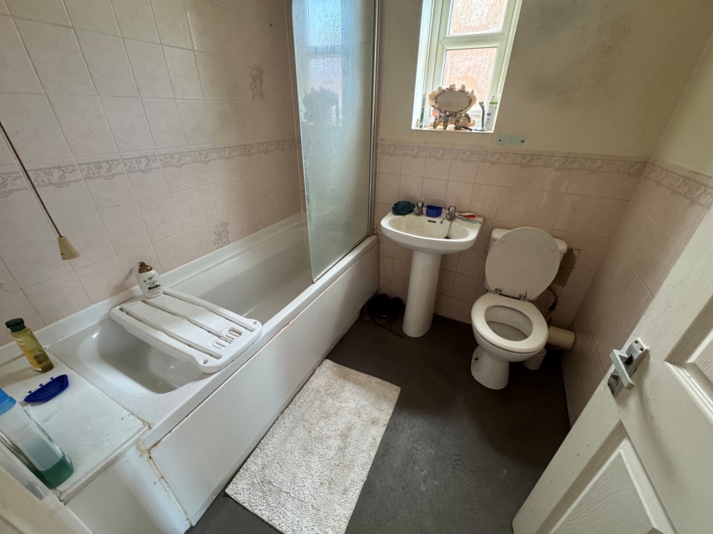 Lot: 168 - FREEHOLD TWO-BEDROOM END-TERRACE HOUSE WITH PARKING - Bathroom